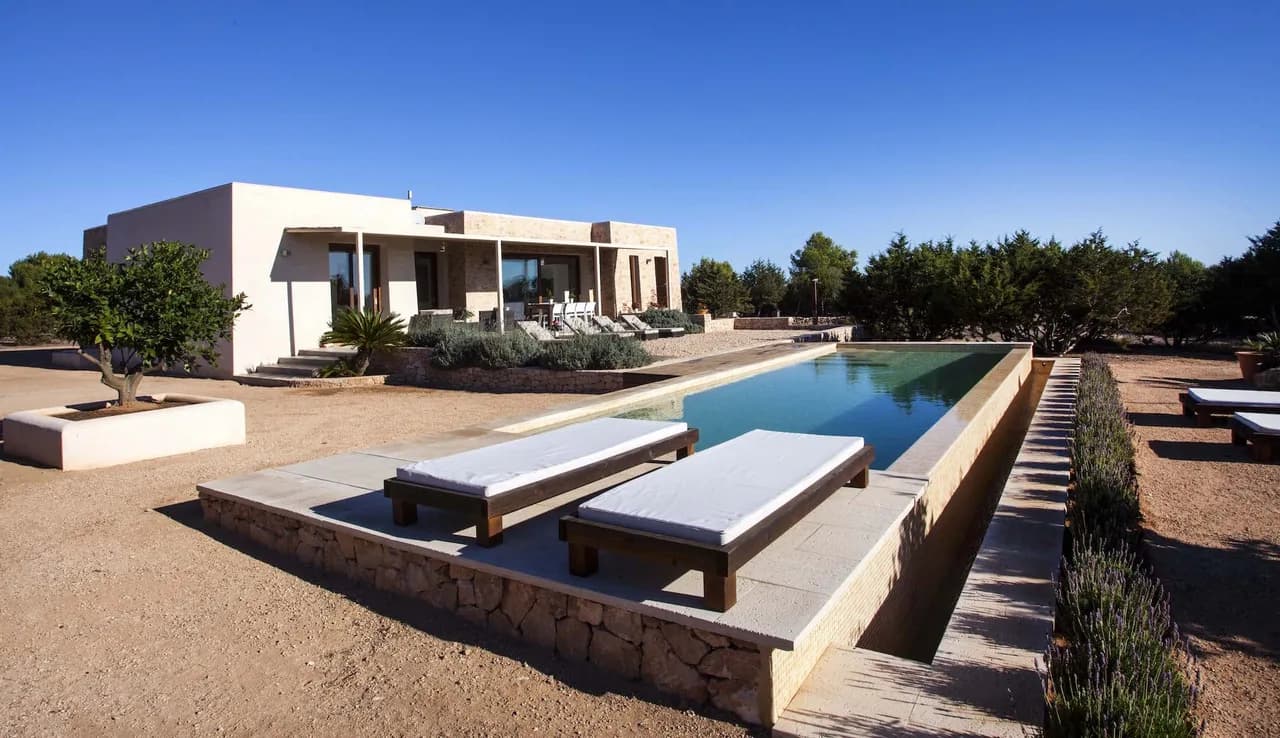 Bright family-friendly 4-bedroom villa located in the heart of Formentera photo 2