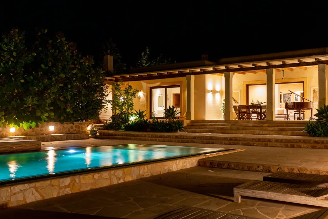 Beautiful property set in established Mediterranean gardens photo 2
