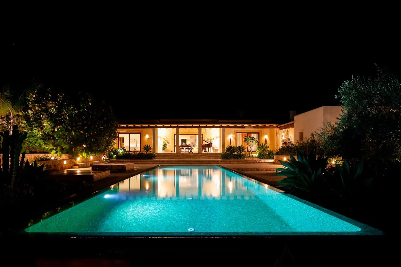 Beautiful property set in established Mediterranean gardens photo 3