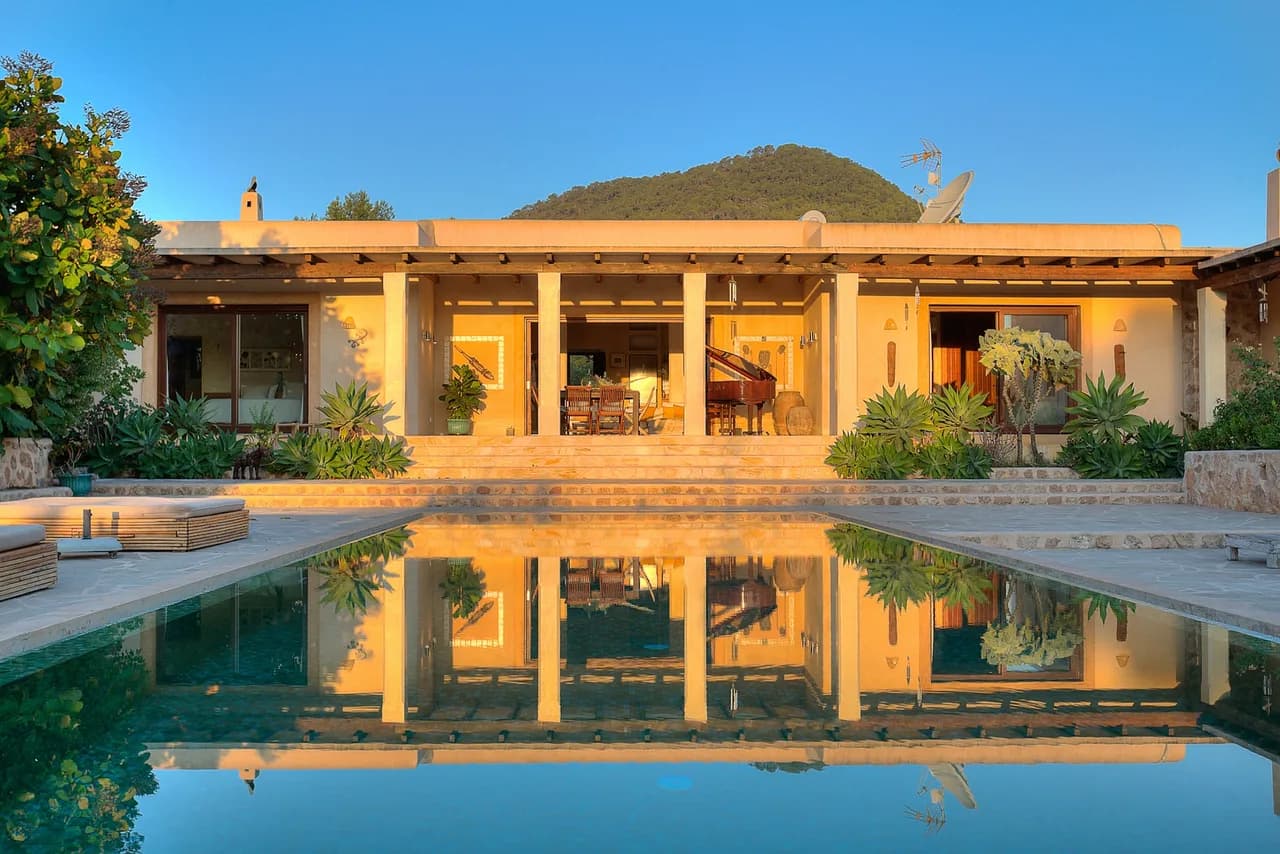 Beautiful property set in established Mediterranean gardens photo 4