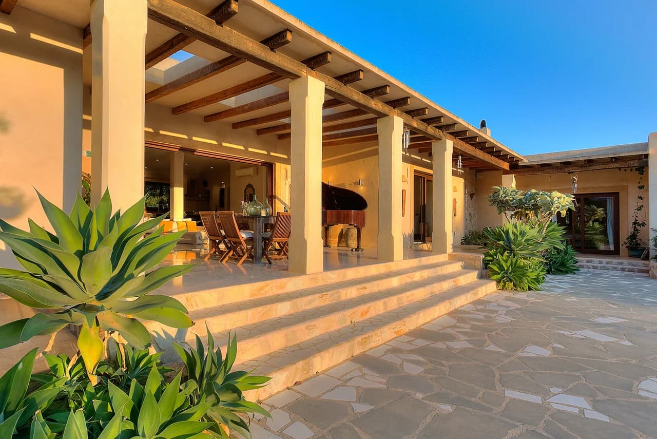 Beautiful property set in established Mediterranean gardens photo 5