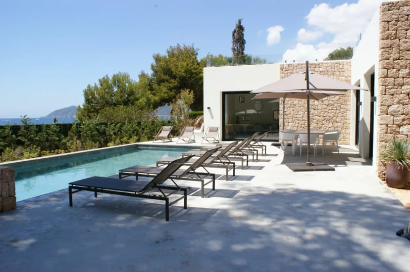 Frontline 4 bedroom property, with an outstanding sea view, perfectly located close by the beach