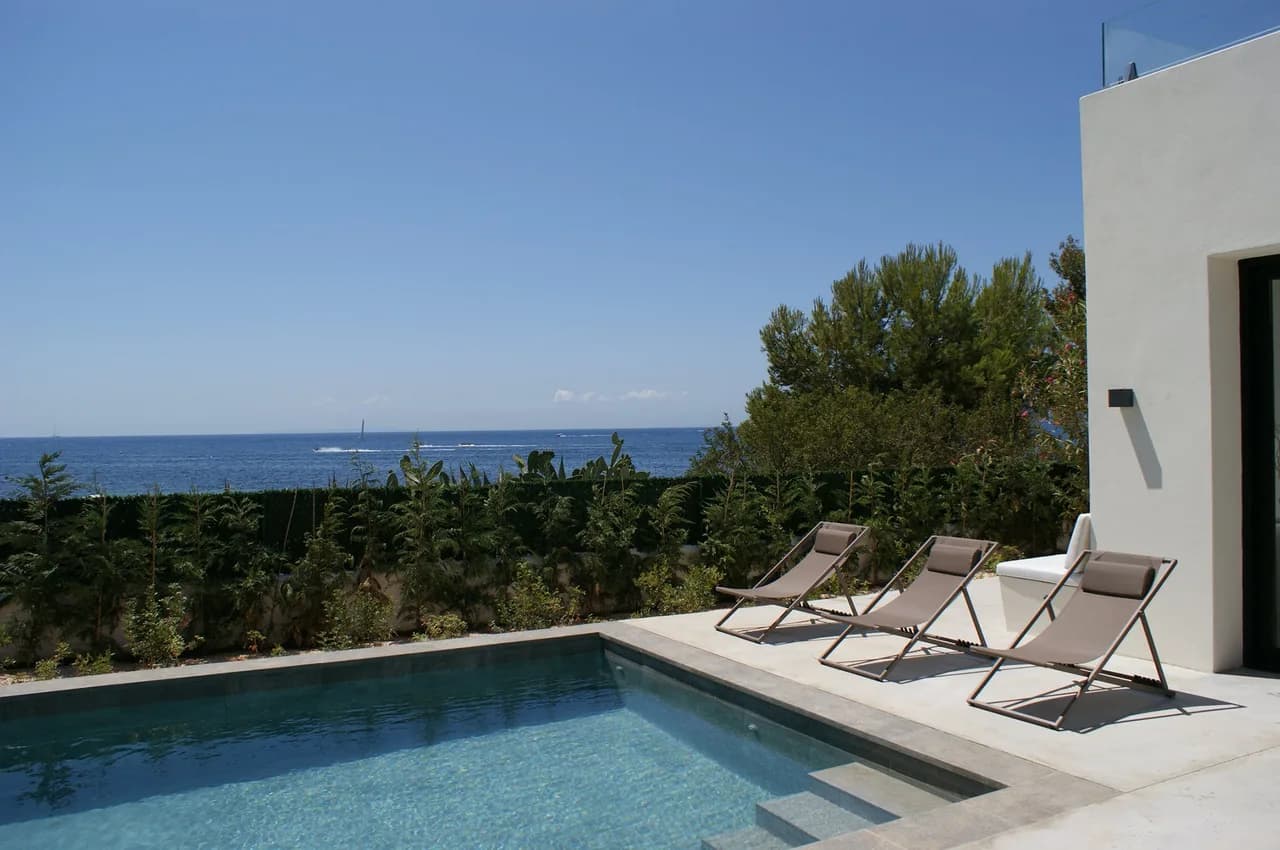 Frontline 4 bedroom property, with an outstanding sea view, perfectly located close by the beach photo 3