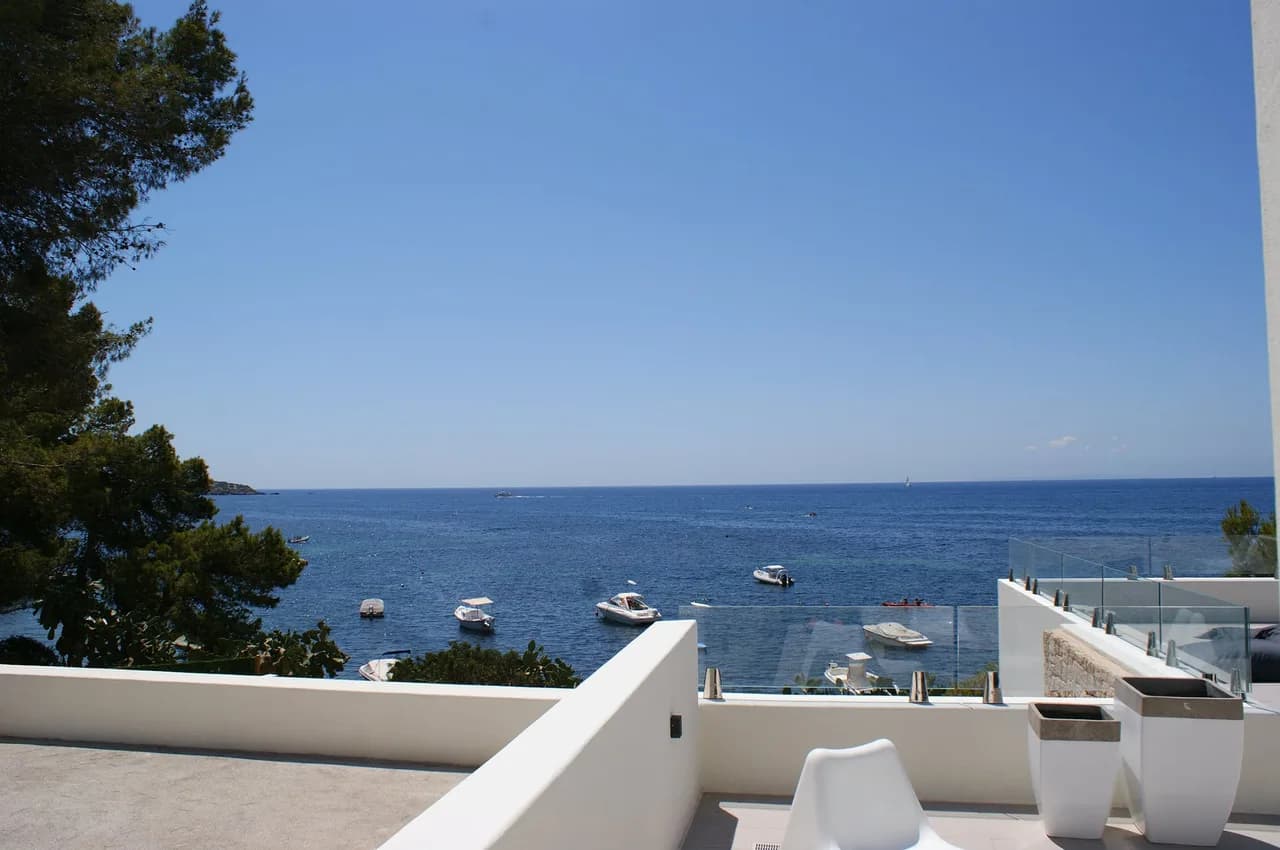 Frontline 4 bedroom property, with an outstanding sea view, perfectly located close by the beach photo 4