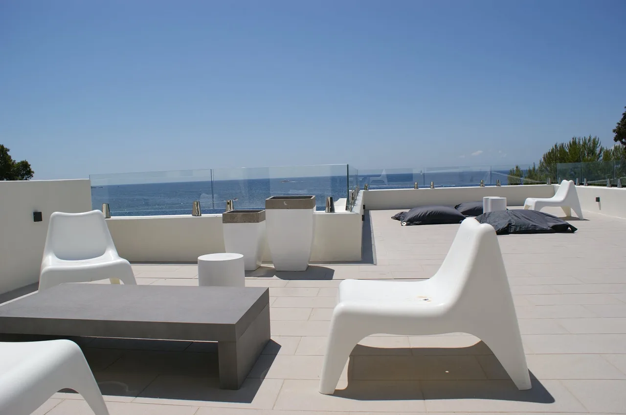 Frontline 4 bedroom property, with an outstanding sea view, perfectly located close by the beach photo 5