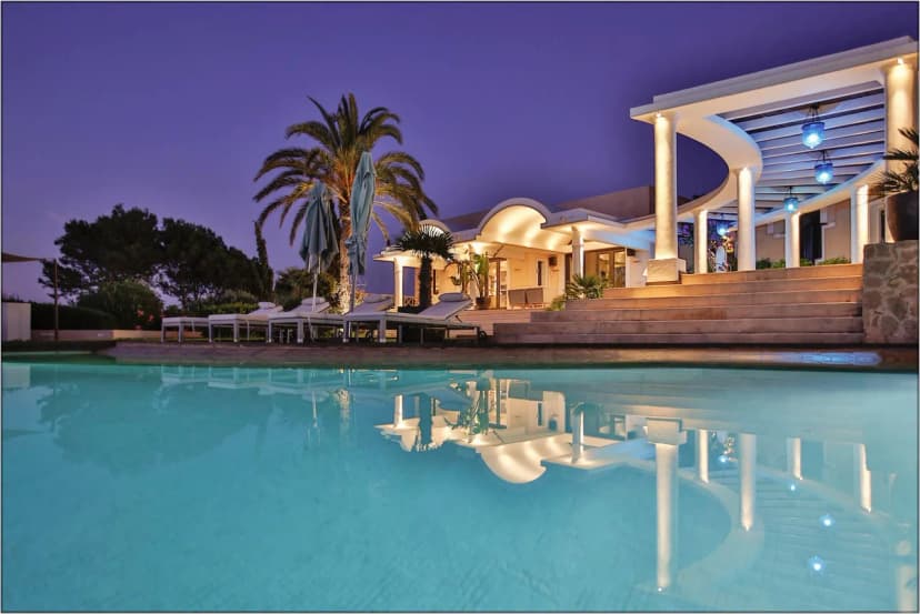 Stunning Frontline Property With Direct Sea Access