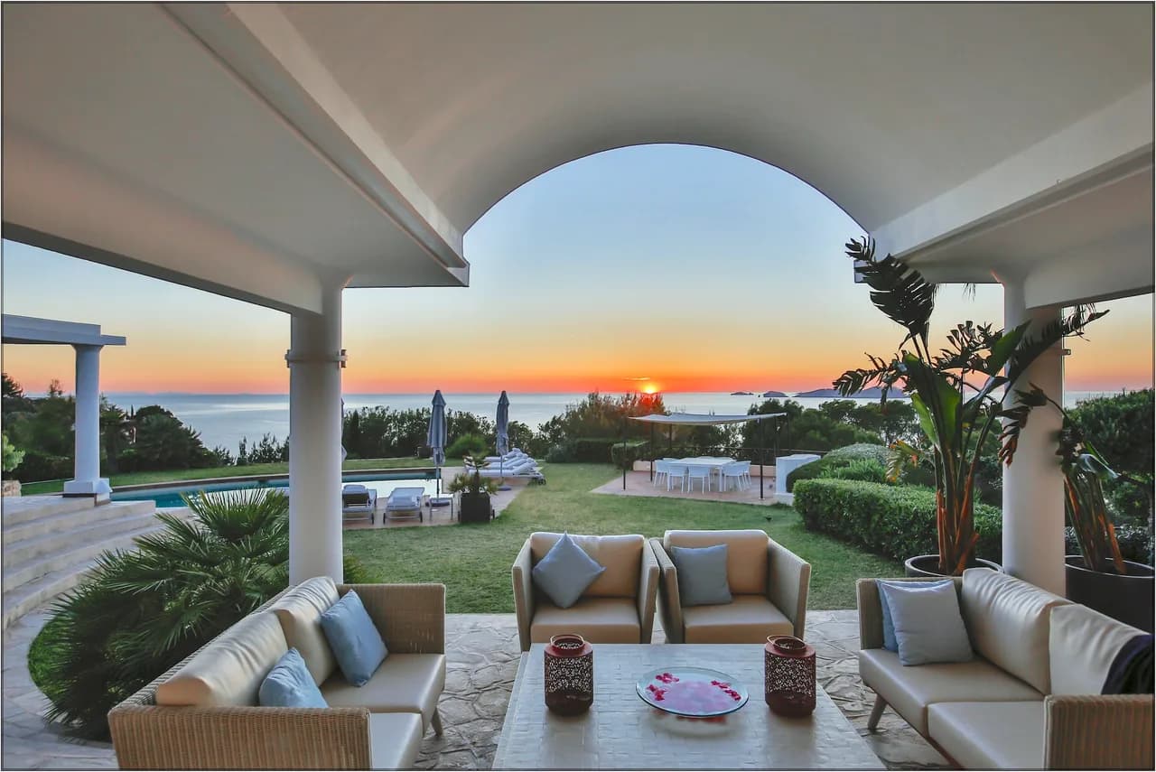 Stunning Frontline Property With Direct Sea Access photo 2