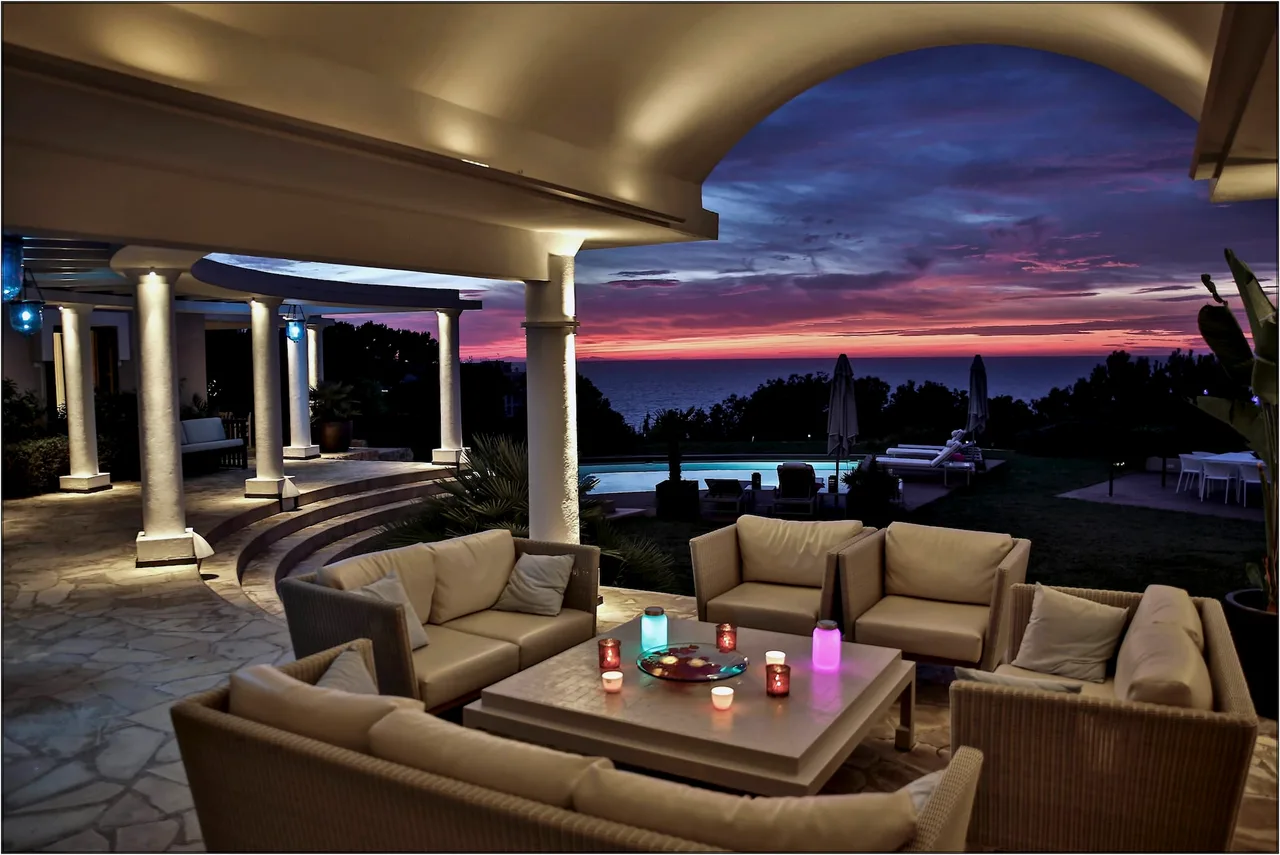 Stunning Frontline Property With Direct Sea Access photo 3