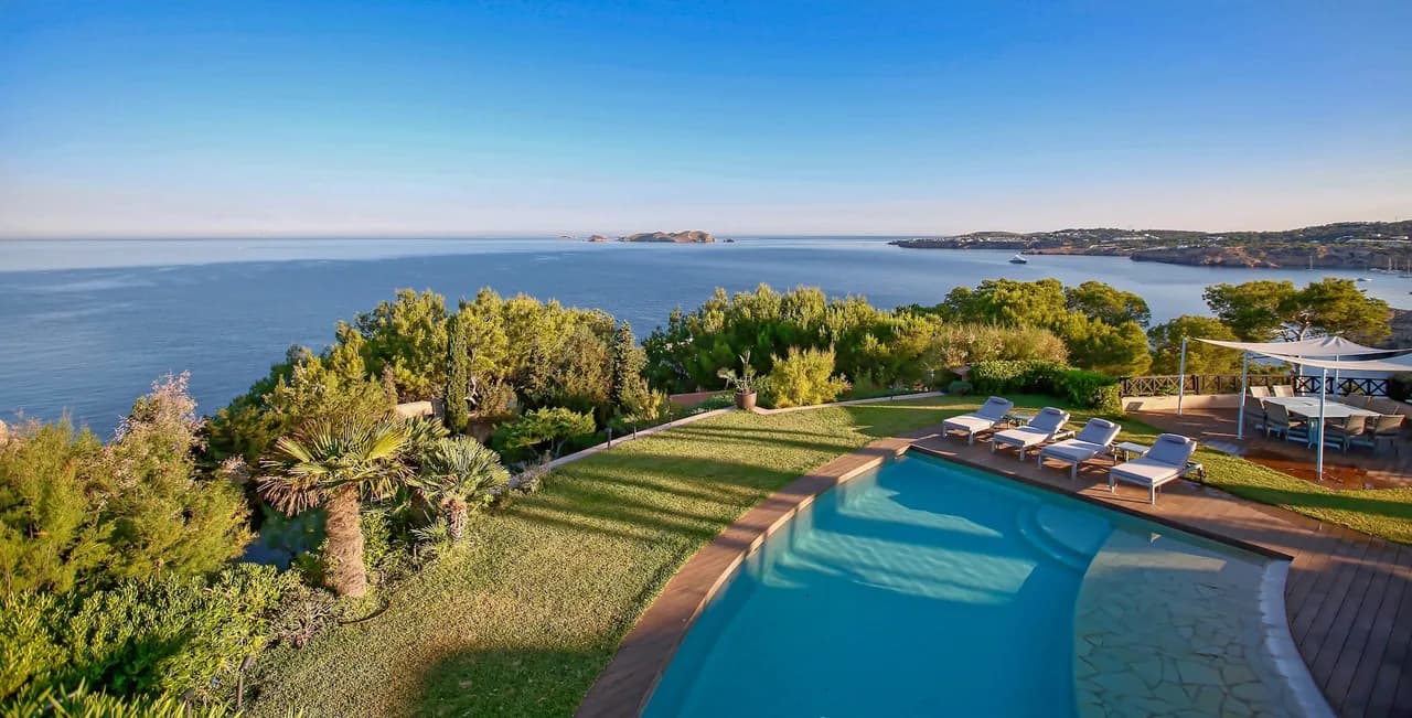 Stunning Frontline Property With Direct Sea Access photo 4
