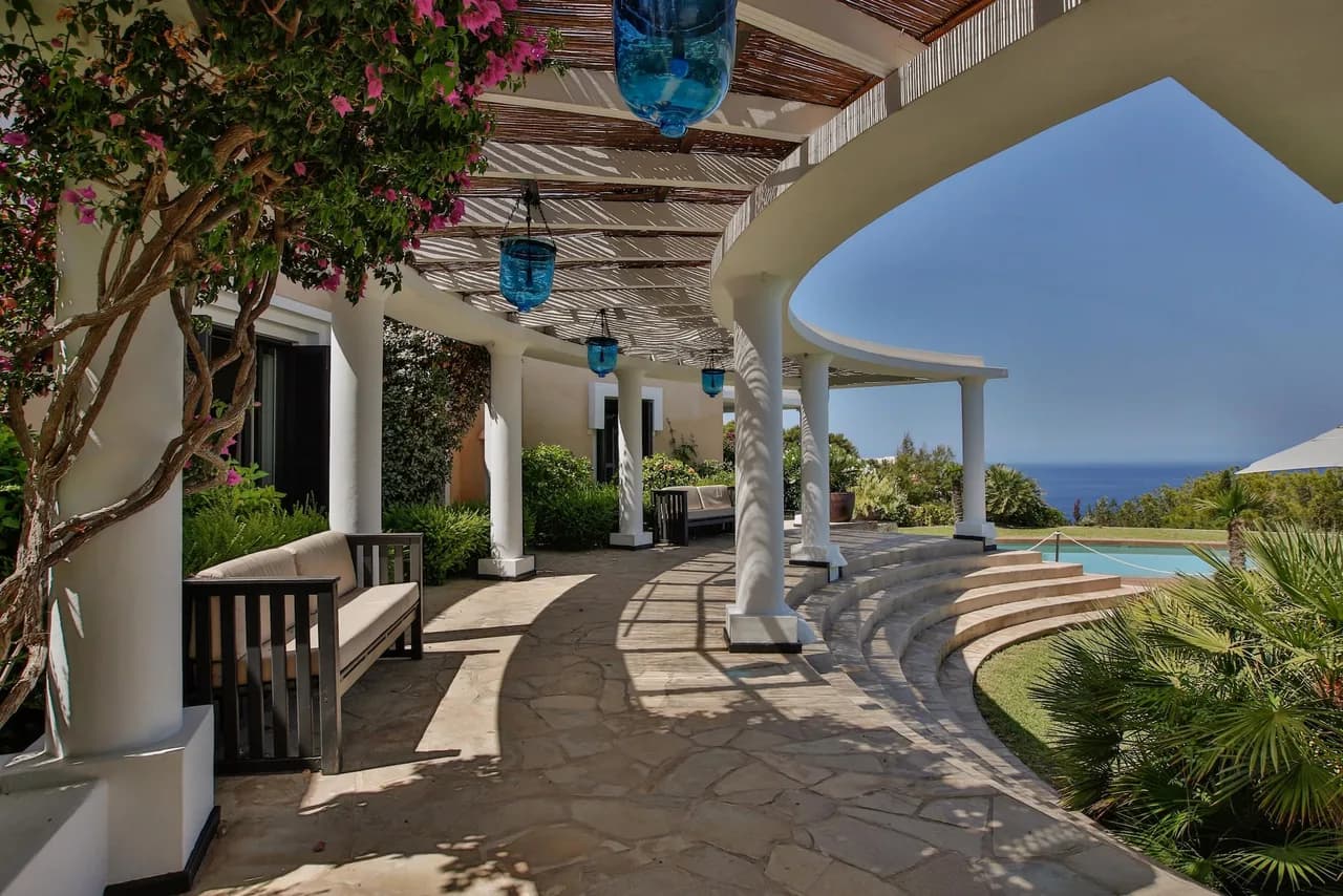 Stunning Frontline Property With Direct Sea Access photo 5