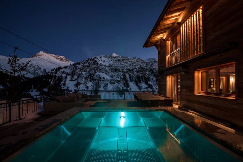SMALL BUT PERFECTLY FORMED... AND WITH ALL THE ALPINE AMENITIES YOUR HEART CAN DESIRE