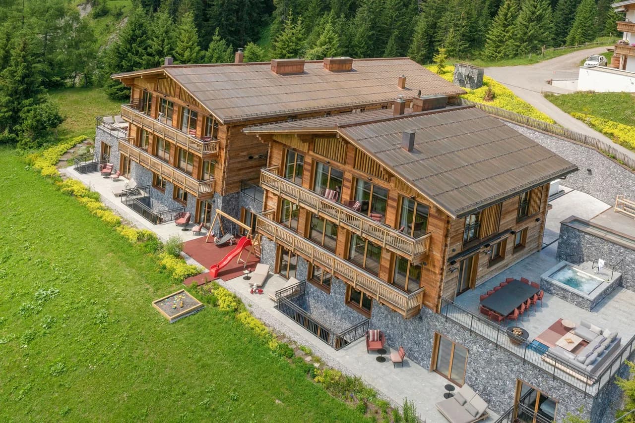 SMALL BUT PERFECTLY FORMED... AND WITH ALL THE ALPINE AMENITIES YOUR HEART CAN DESIRE photo 2