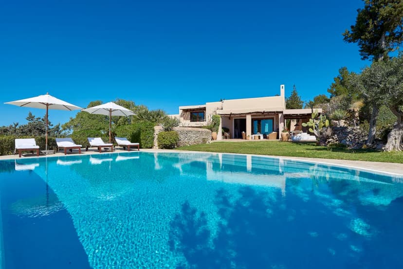 Modern finca set in 15,000m2 of private land with amazing views.