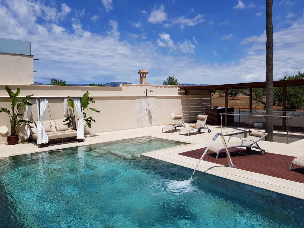 Casa Retiro Mallorca is a luxury rental villa just 10 minutes by car from the city centre of Palma