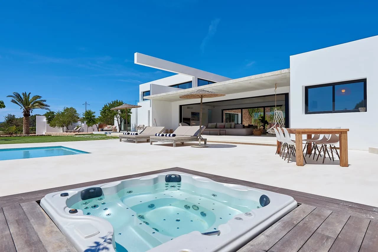 Exquisite luxury villa in the North, with vast outdoor spaces and countryside vistas photo 2