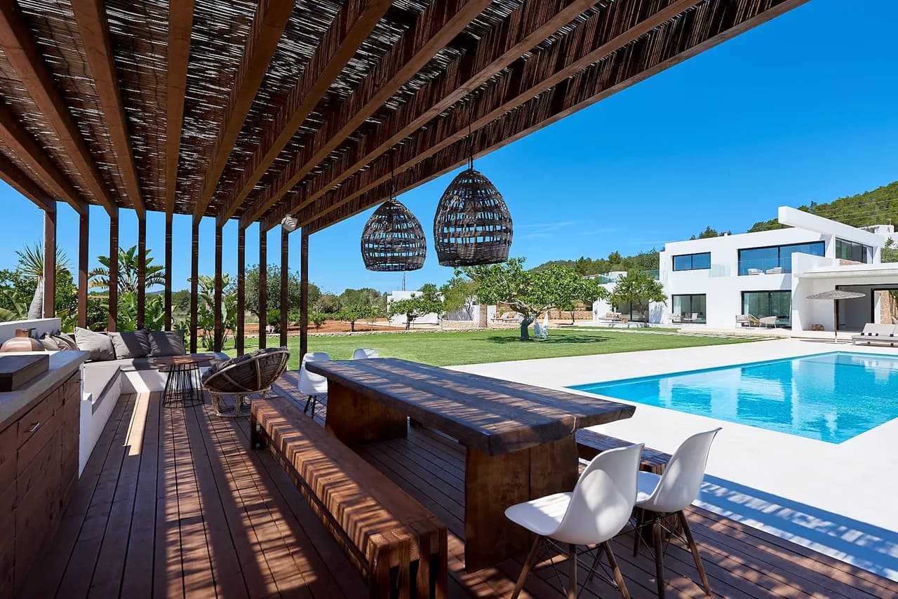 Exquisite luxury villa in the North, with vast outdoor spaces and countryside vistas photo 3