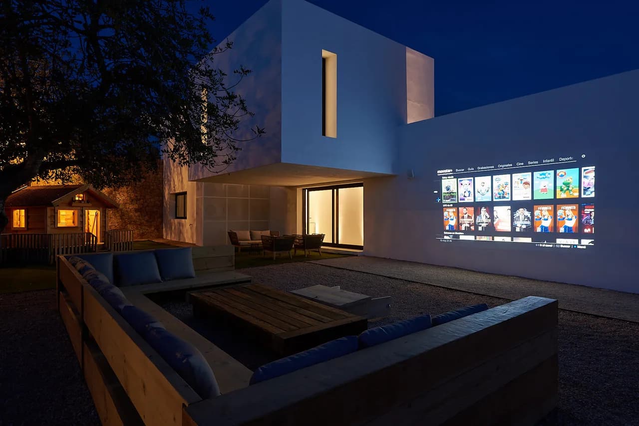 Exquisite luxury villa in the North, with vast outdoor spaces and countryside vistas photo 4