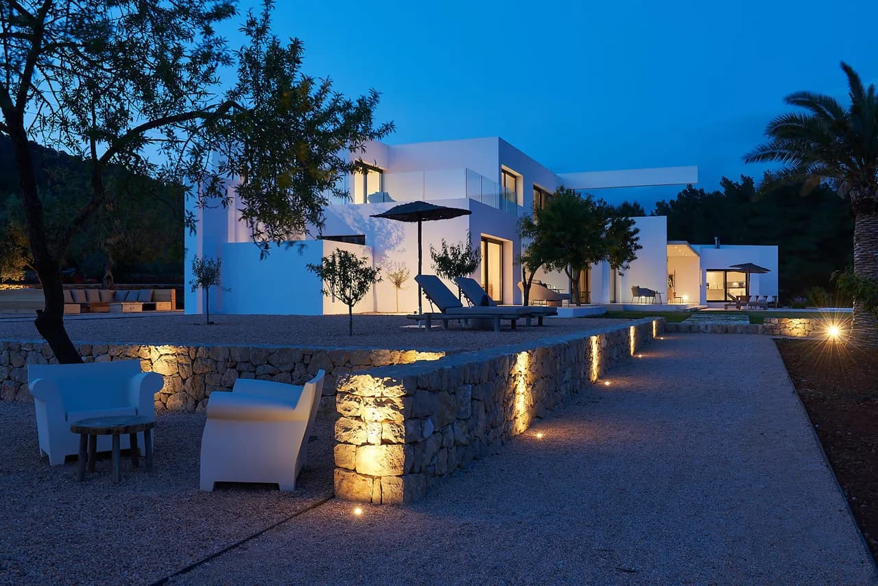 Exquisite luxury villa in the North, with vast outdoor spaces and countryside vistas photo 5