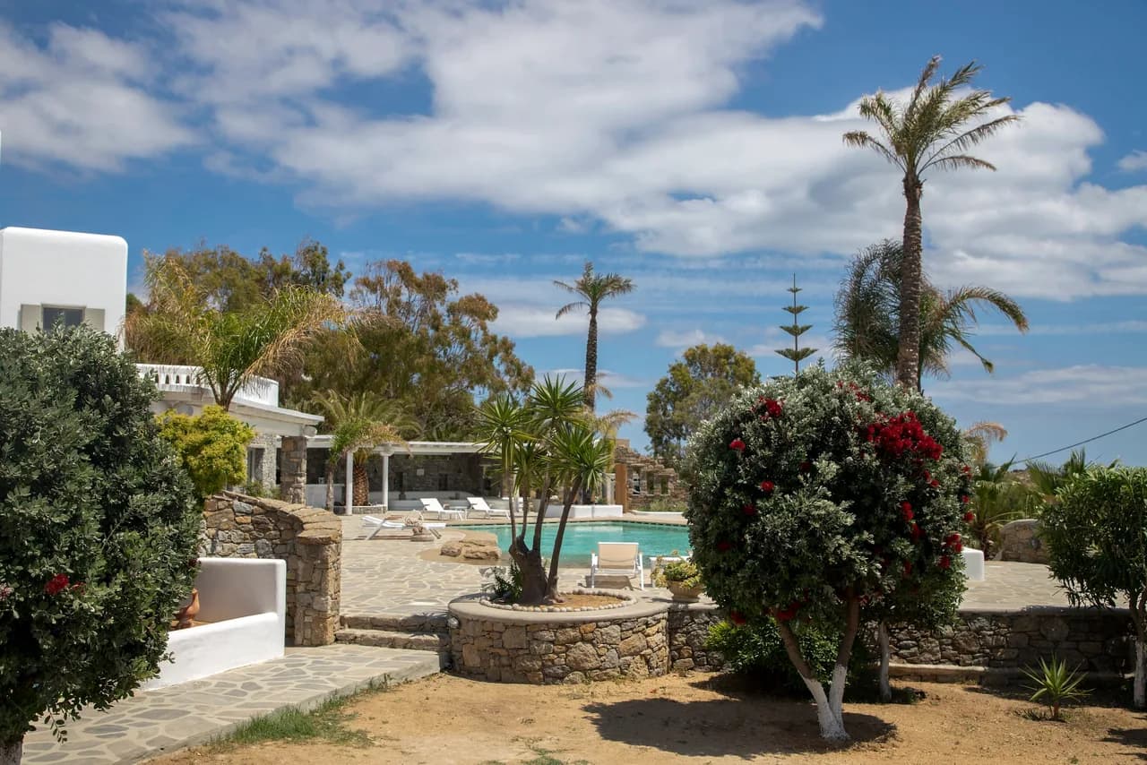 Perfect Combination of Traditional Cycladic Architecture and Modern Luxury