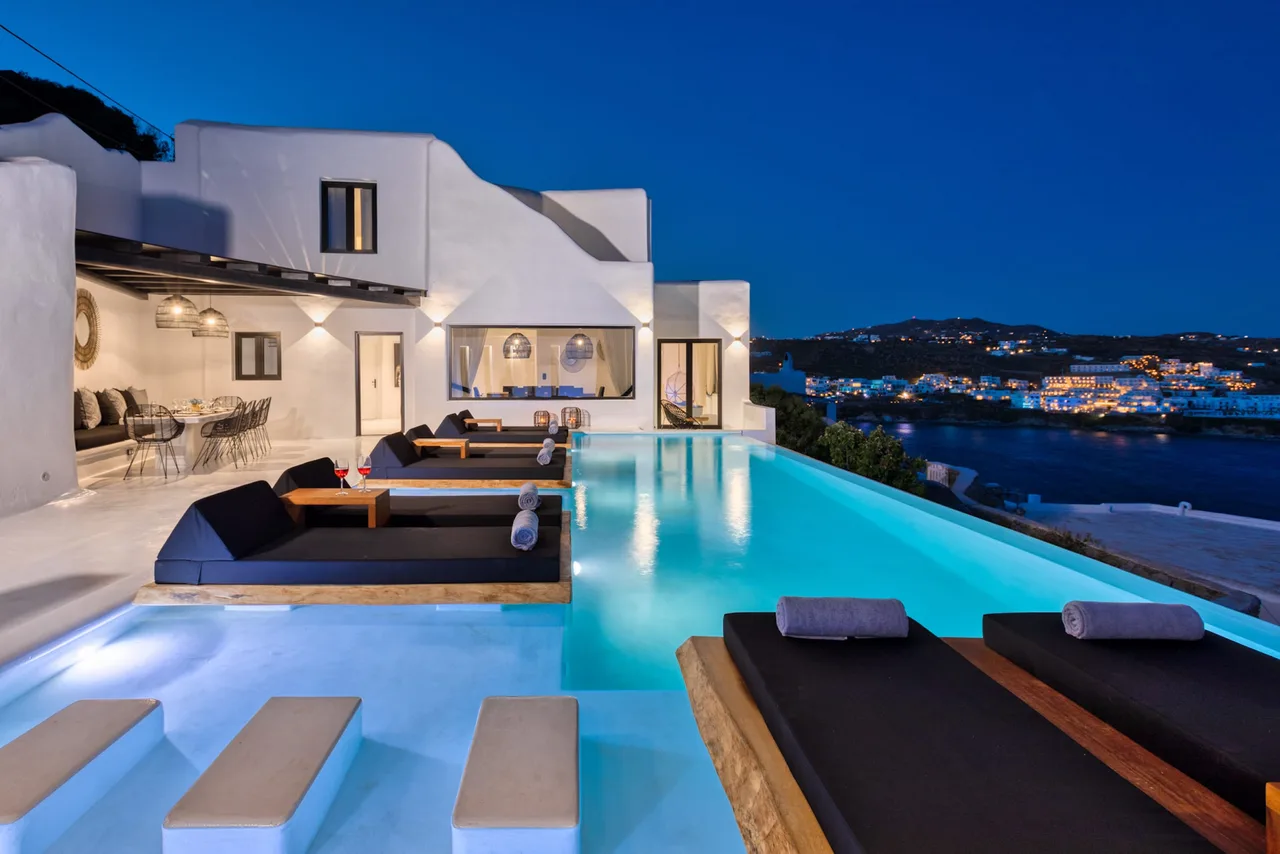 An exquisite villa with alfresco areas which are a sight to behold photo 2