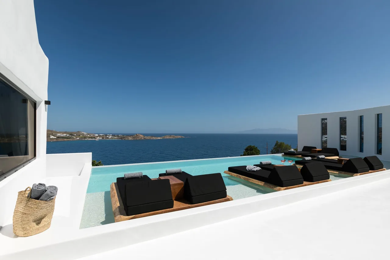 An exquisite villa with alfresco areas which are a sight to behold photo 4