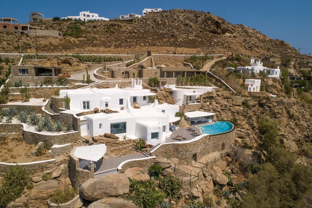 Situated in the privileged Agia Sophia area overlooking the Aegean Sea