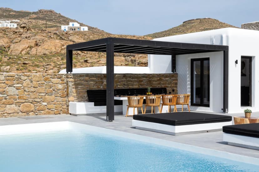 Located near the famous Alemagou beach bar, it offers uninterrupted views of beautiful Ftelia beach