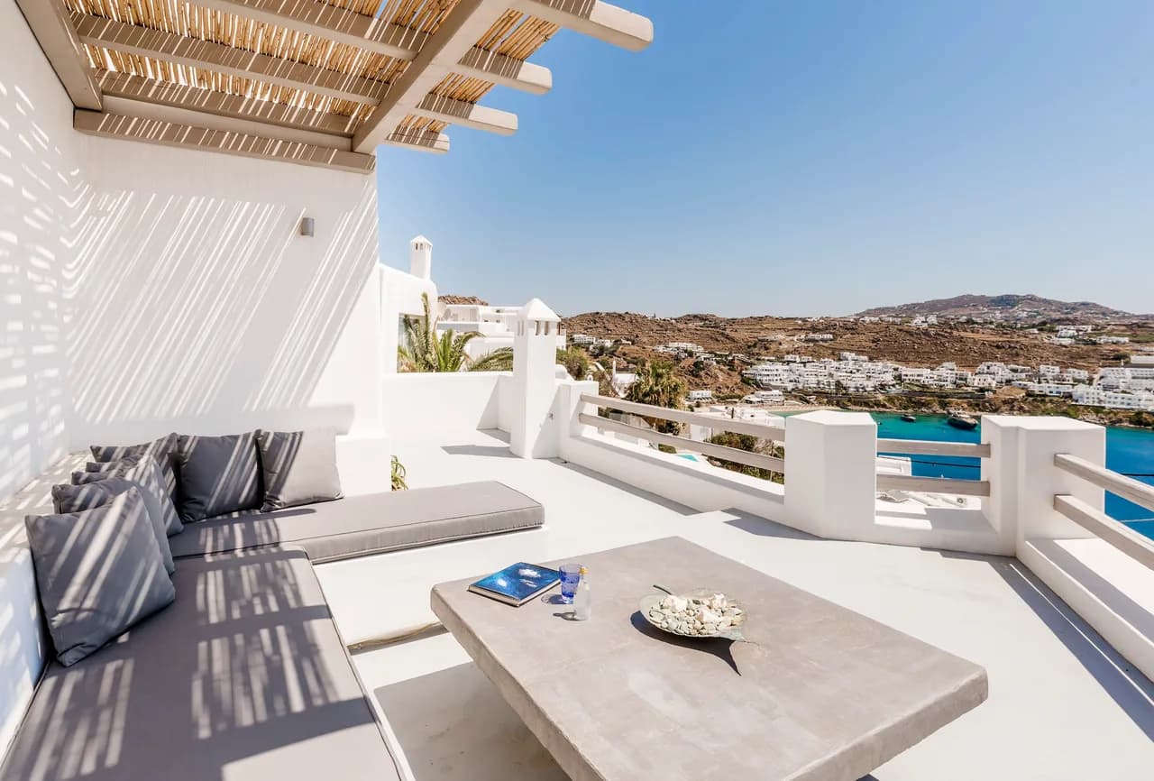 Stunning Cycladic Retreat with Aegean Vistas photo 4