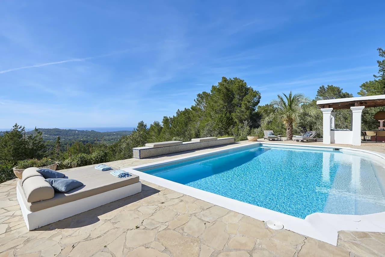 Luxurious finca, set high on a hillside with splendid sea views and views of surrounding hills photo 2