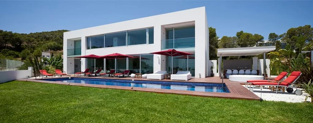 Spacious modern villa in an ever-popular location photo 2