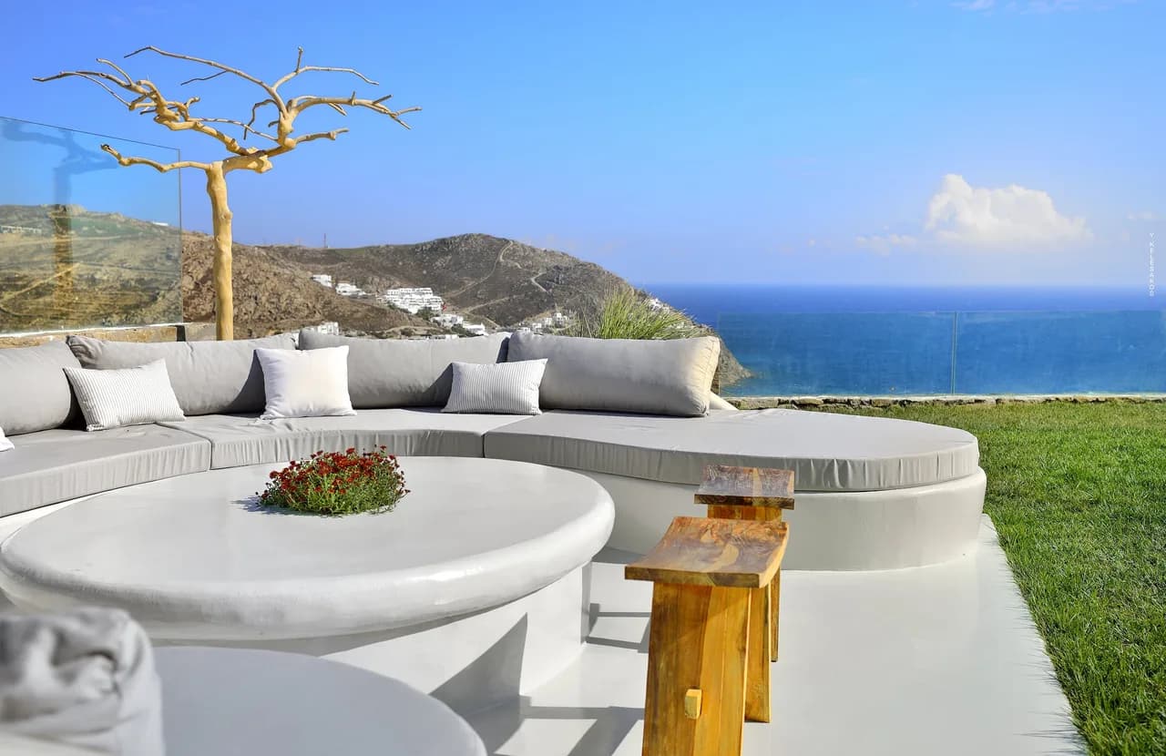 This  Stylish Coastal Retreat Is Mykonos Living At Its Best photo 5