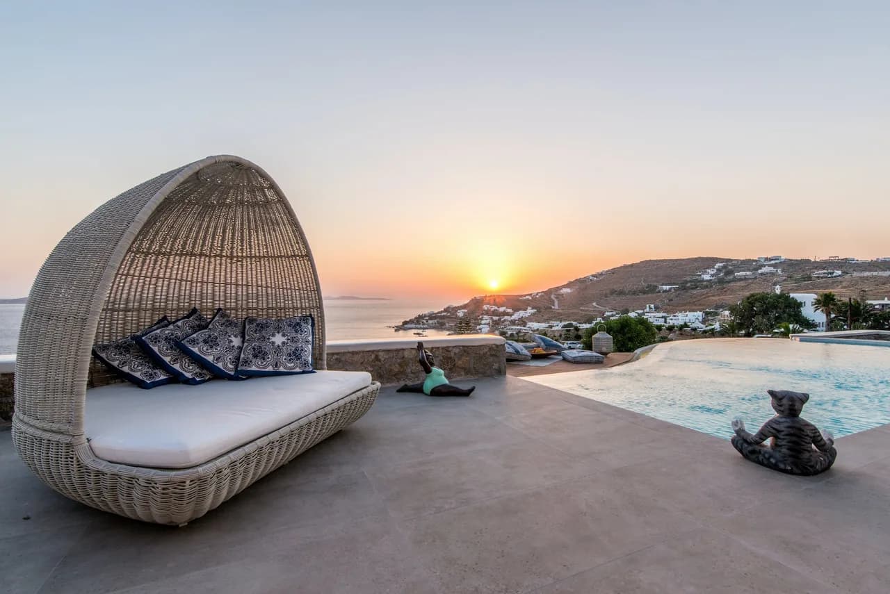 Beautiful Property Offering Excellent Views to Delos Island and the Sunsets Over the Bay photo 3