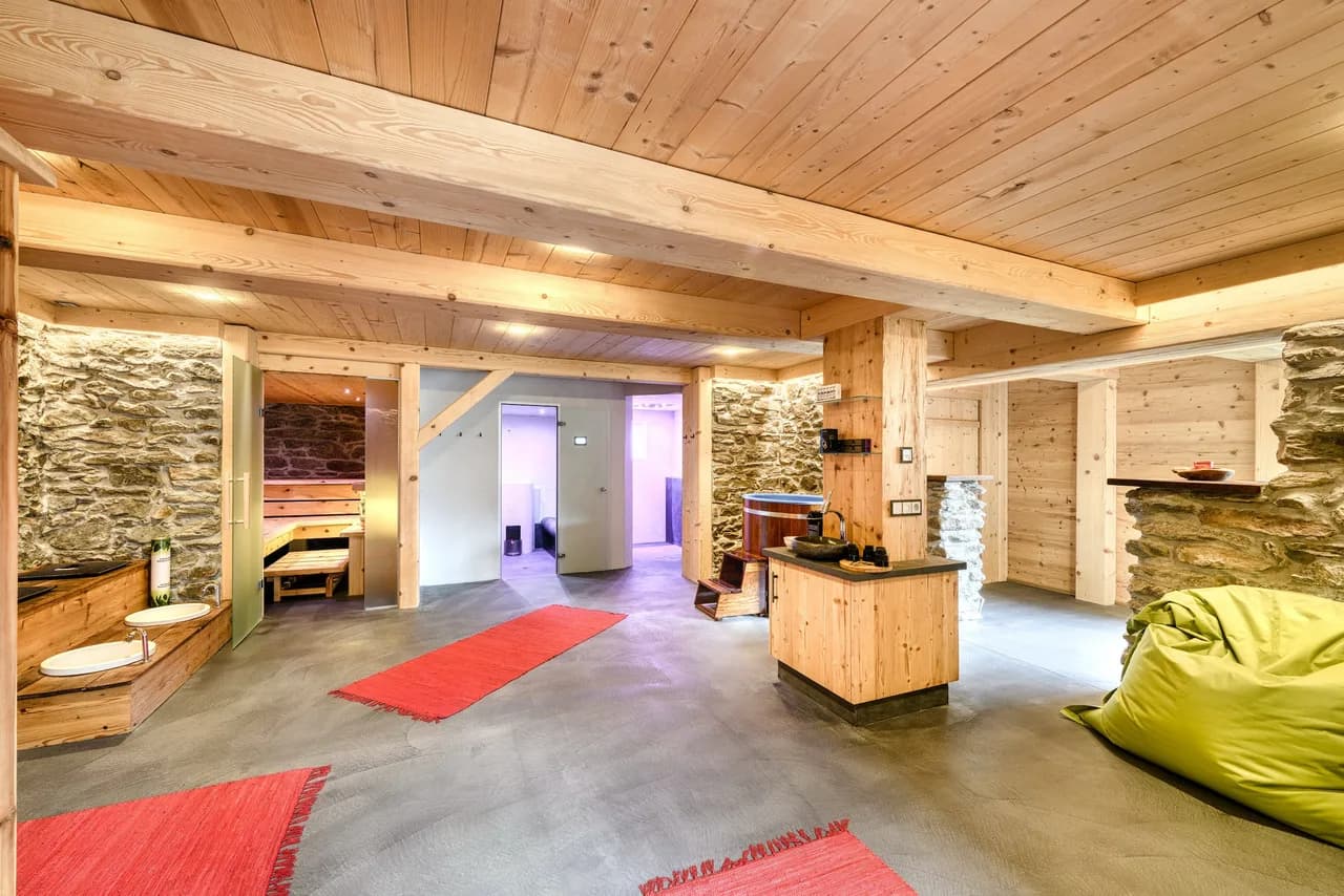 AN ALPINE RETREAT FOR BOTH WINTER AND SUMMER photo 2