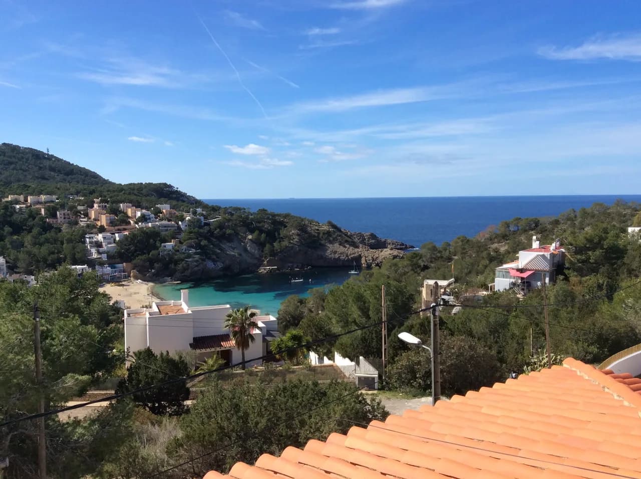 A bright family-friendly property perched on the hillside above Cala Vadella