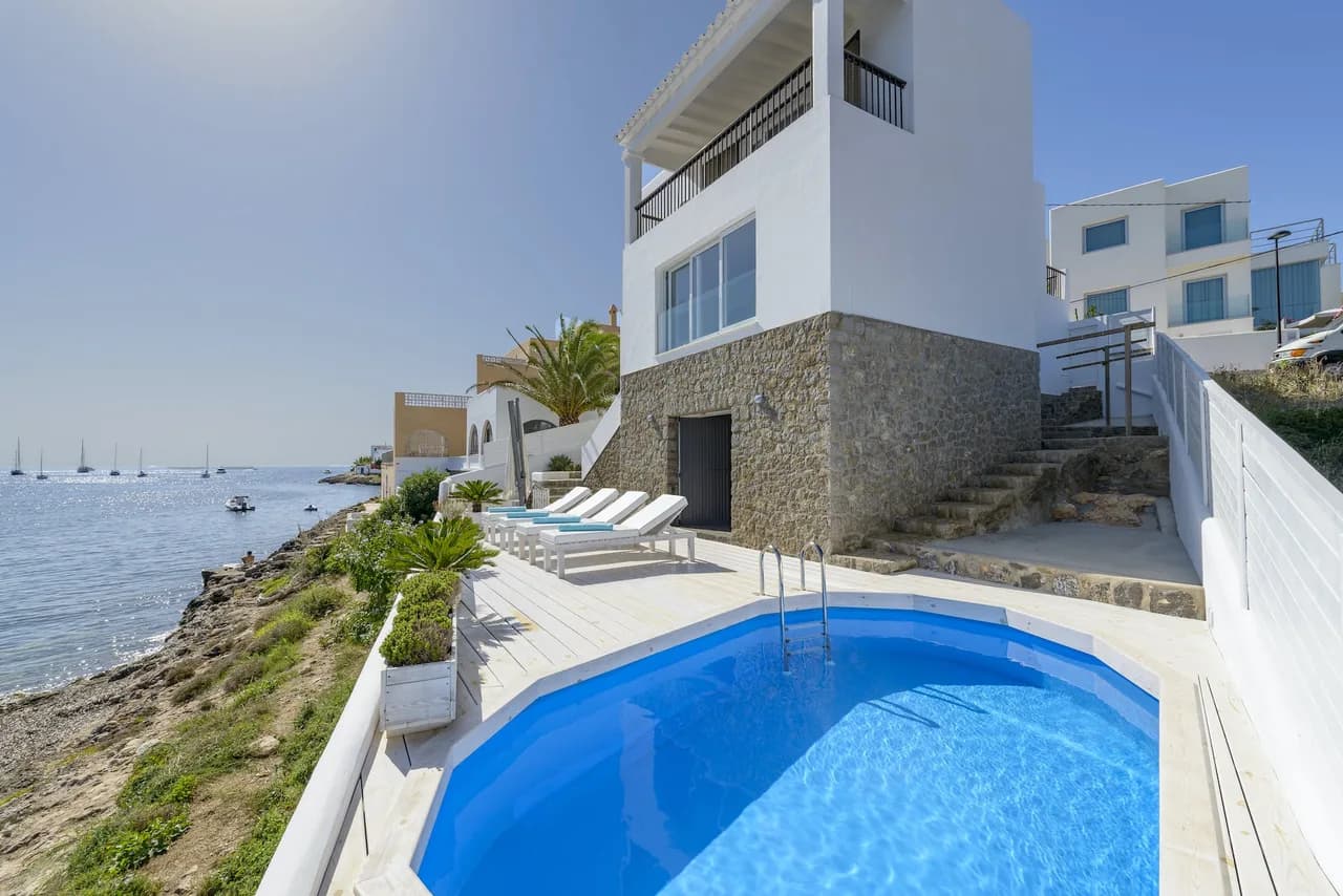 Rare, frontline property overlooking the beautiful bay of Talamanca