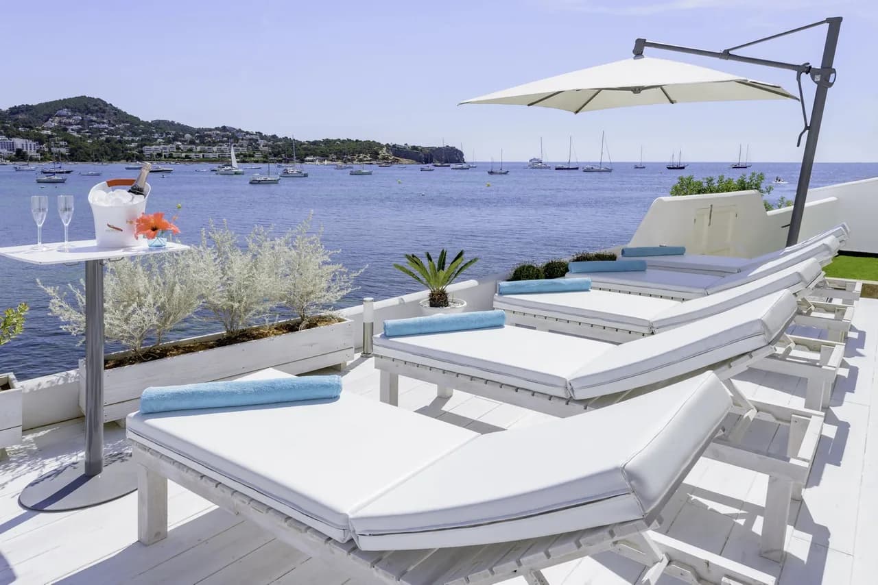 Rare, frontline property overlooking the beautiful bay of Talamanca photo 2
