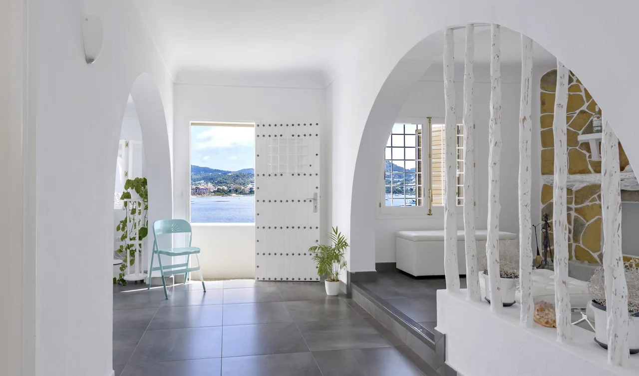Rare, frontline property overlooking the beautiful bay of Talamanca photo 5