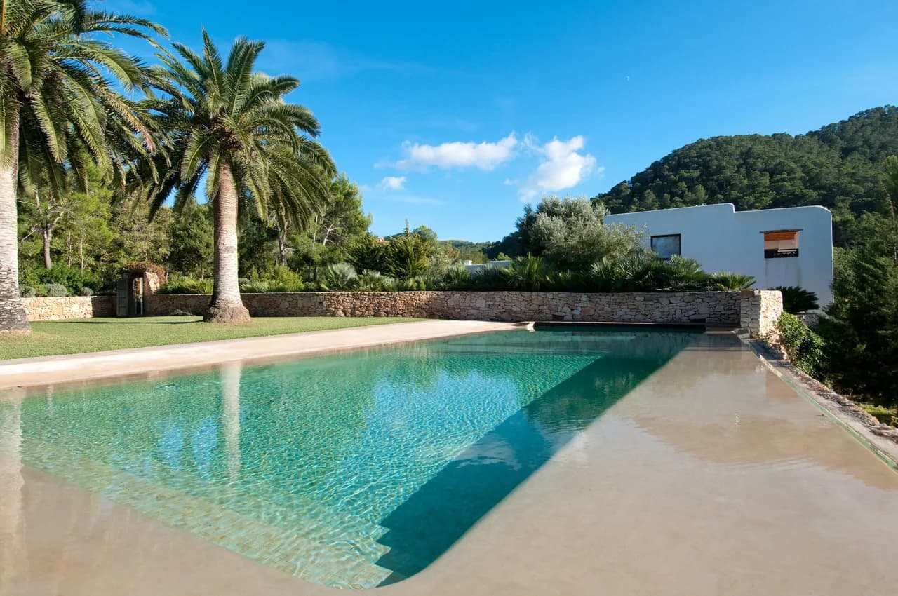 Surrounded by 30 acres of lush pine forest and its own secluded beach cove only a stone's throw away photo 2