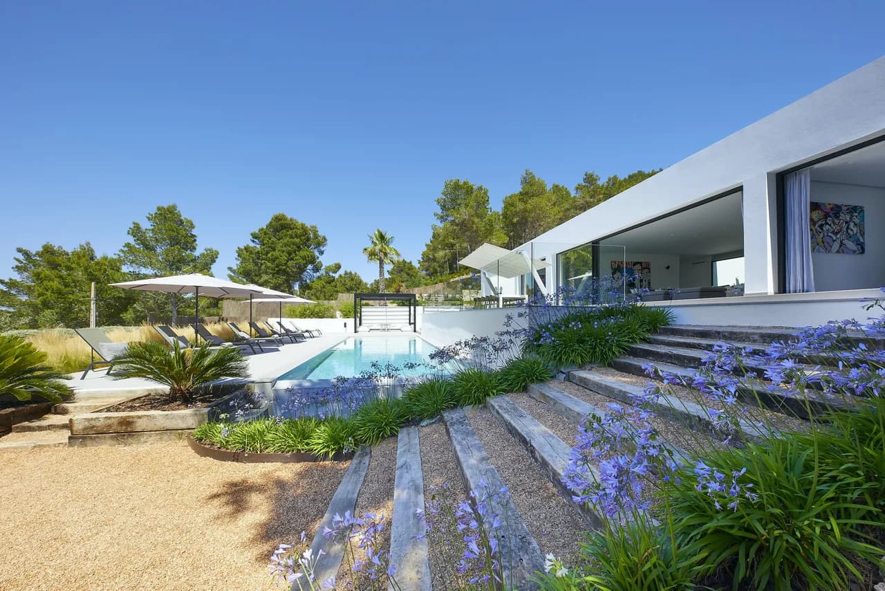 Sleek, modern property with breathtaking sea views photo 2