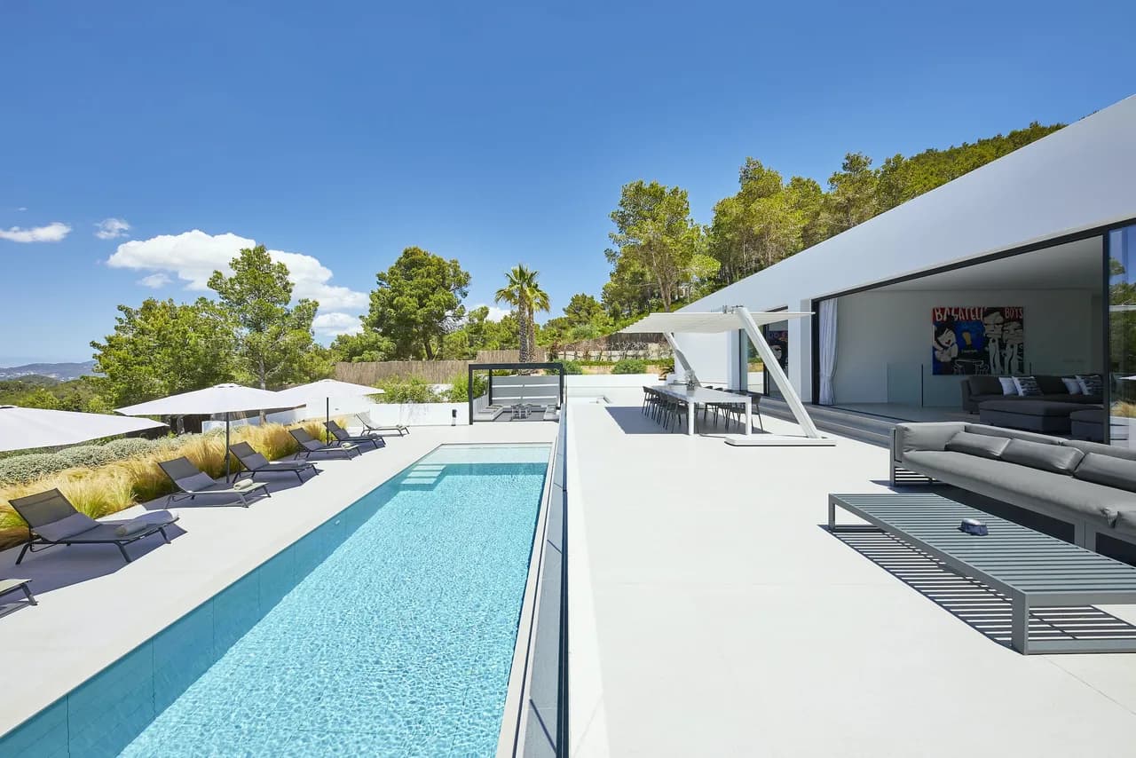 Sleek, modern property with breathtaking sea views photo 3