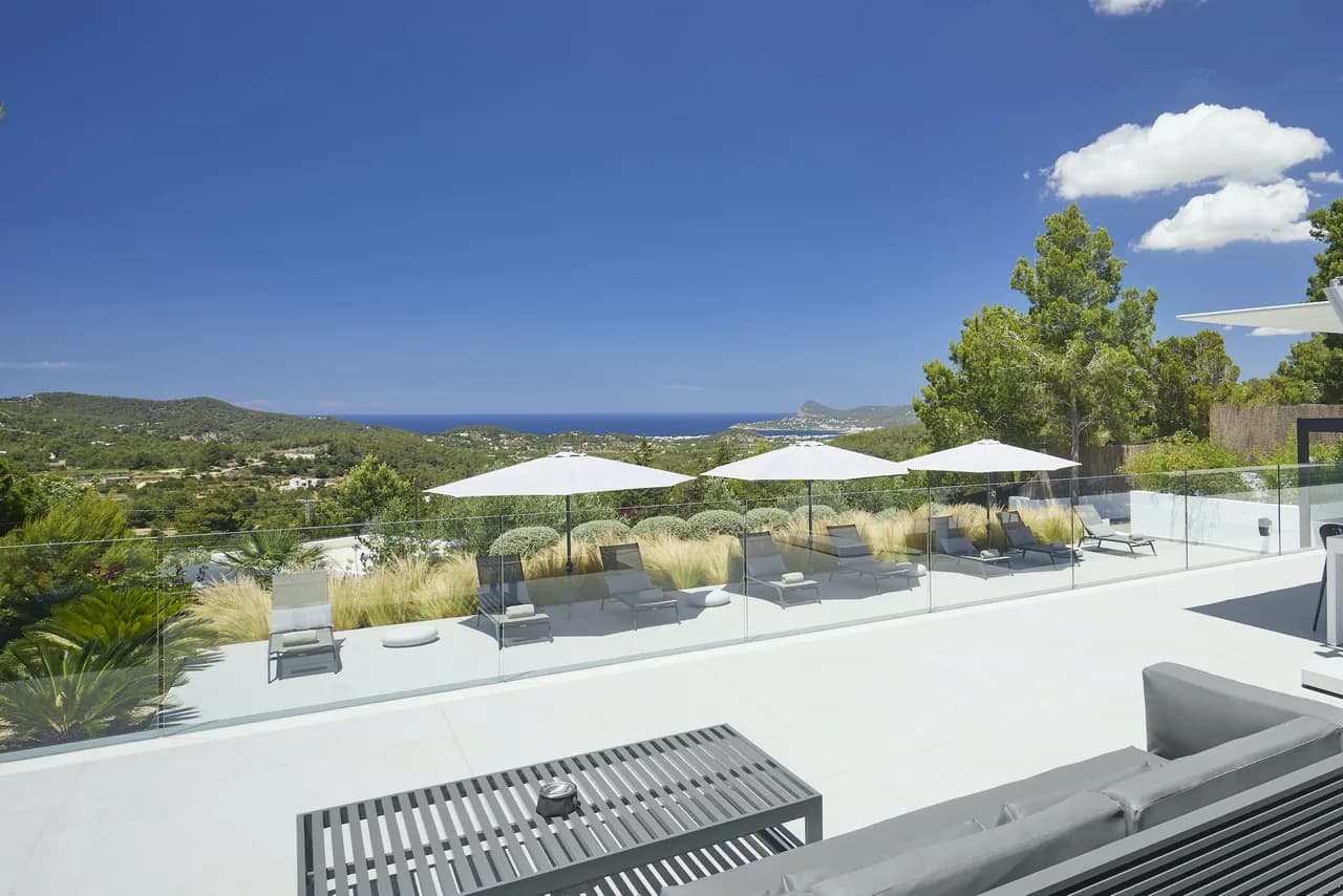 Sleek, modern property with breathtaking sea views photo 4