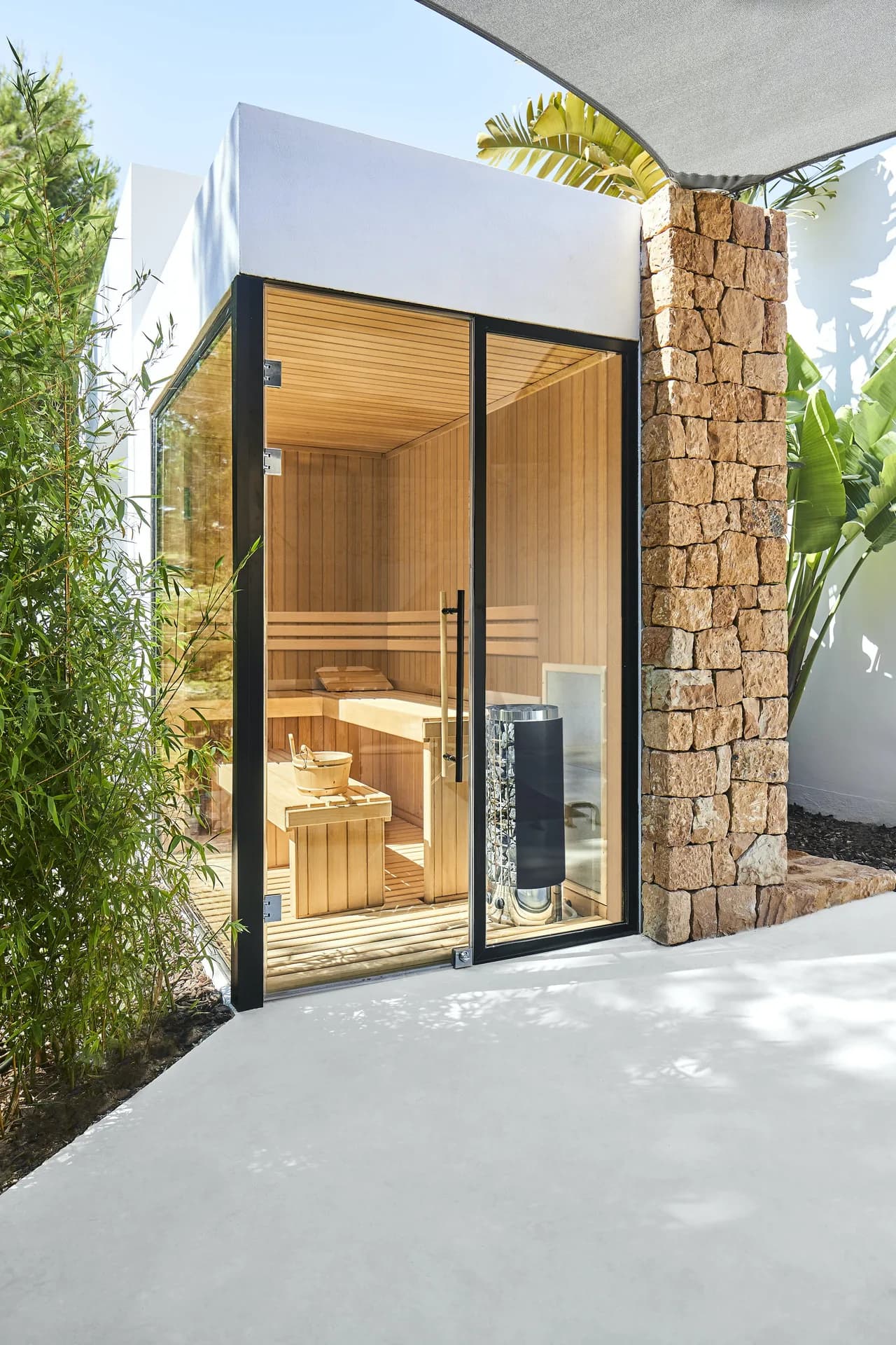 Sleek, modern property with breathtaking sea views photo 5