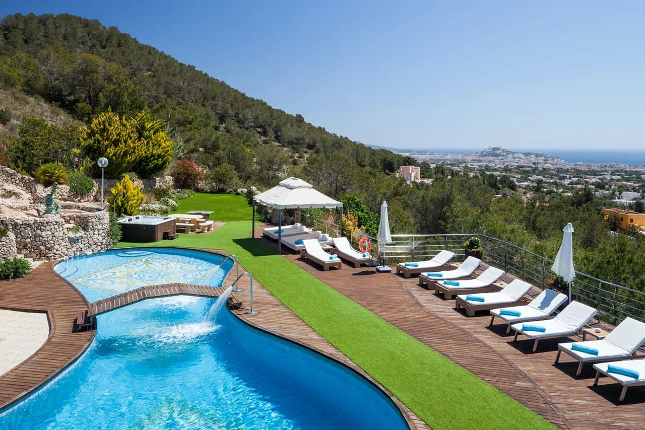 Modern villa with a classic feel, located on a mountain top with stunning country and sea views. photo 3