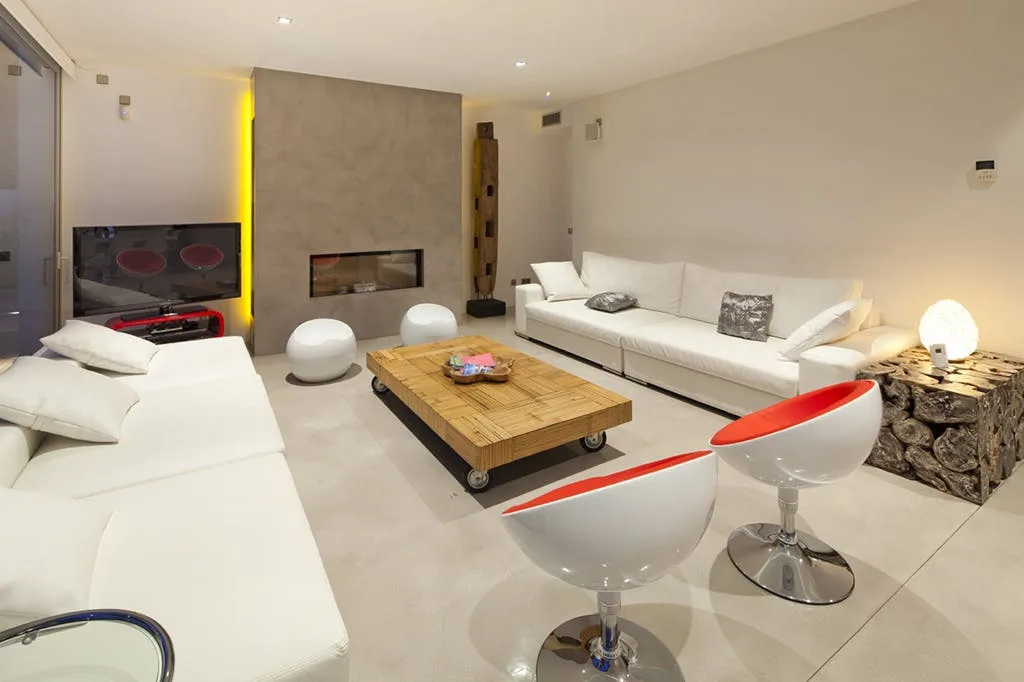 Spacious Modern Villa In An Ever-popular Location photo 2