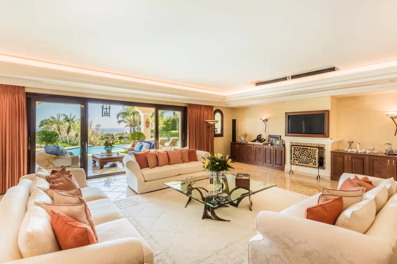 Exclusive Hillside Villa with Indoor Pool and Tennis Court photo 2