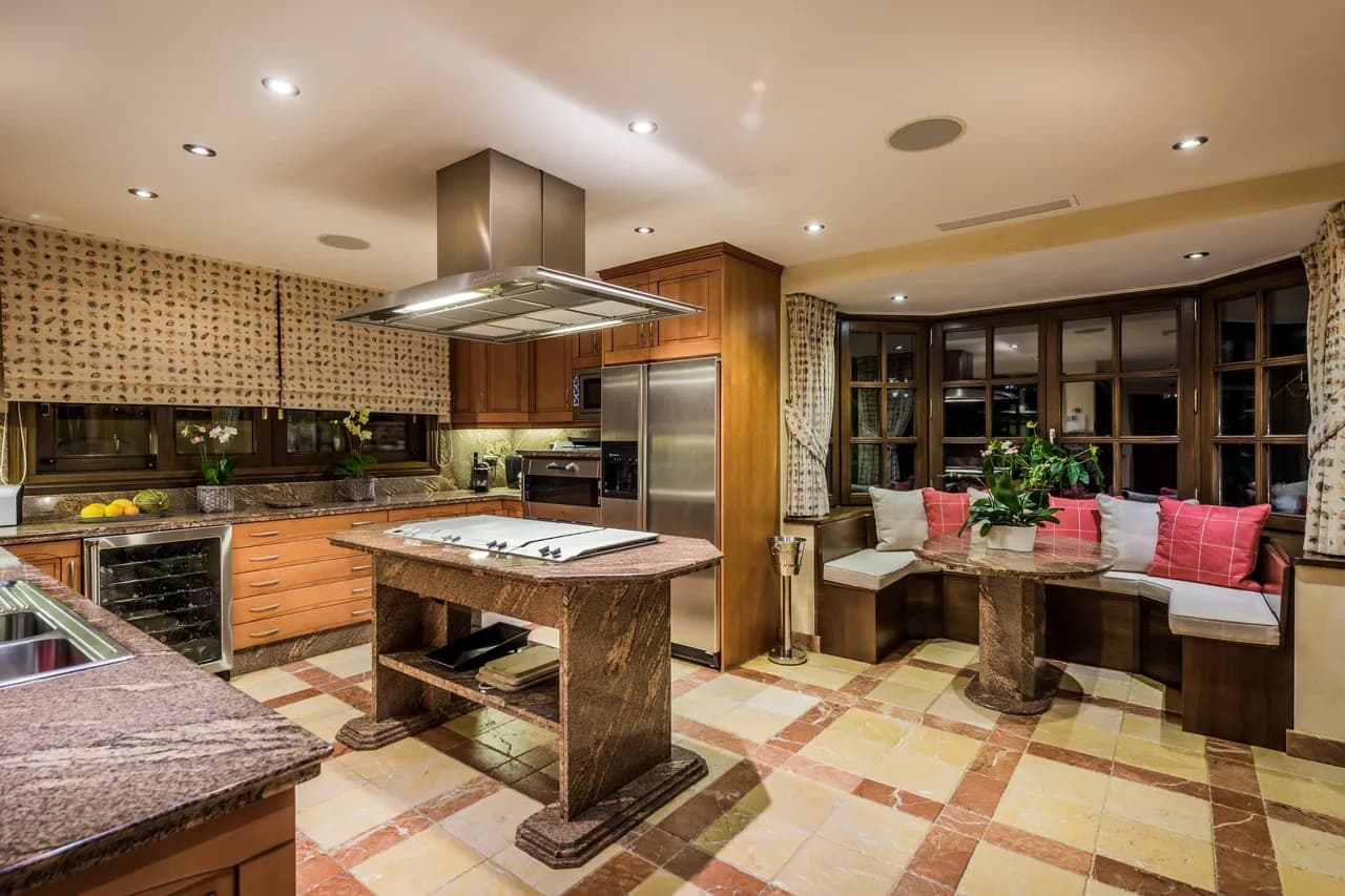 Exclusive Hillside Villa with Indoor Pool and Tennis Court photo 3