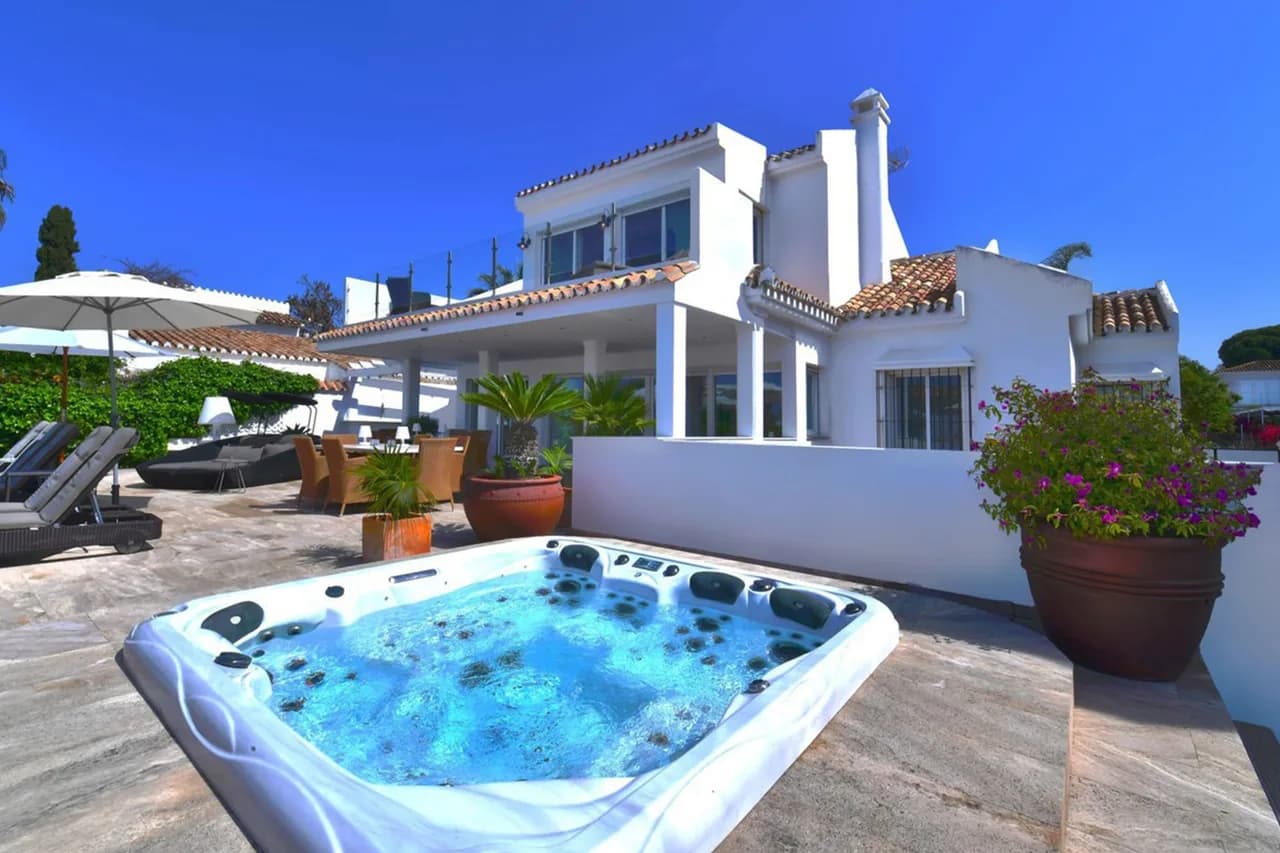 Beautiful Beachside Villa with Panoramic Views of Ocean