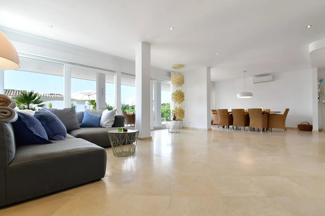 Beautiful Beachside Villa with Panoramic Views of Ocean photo 2