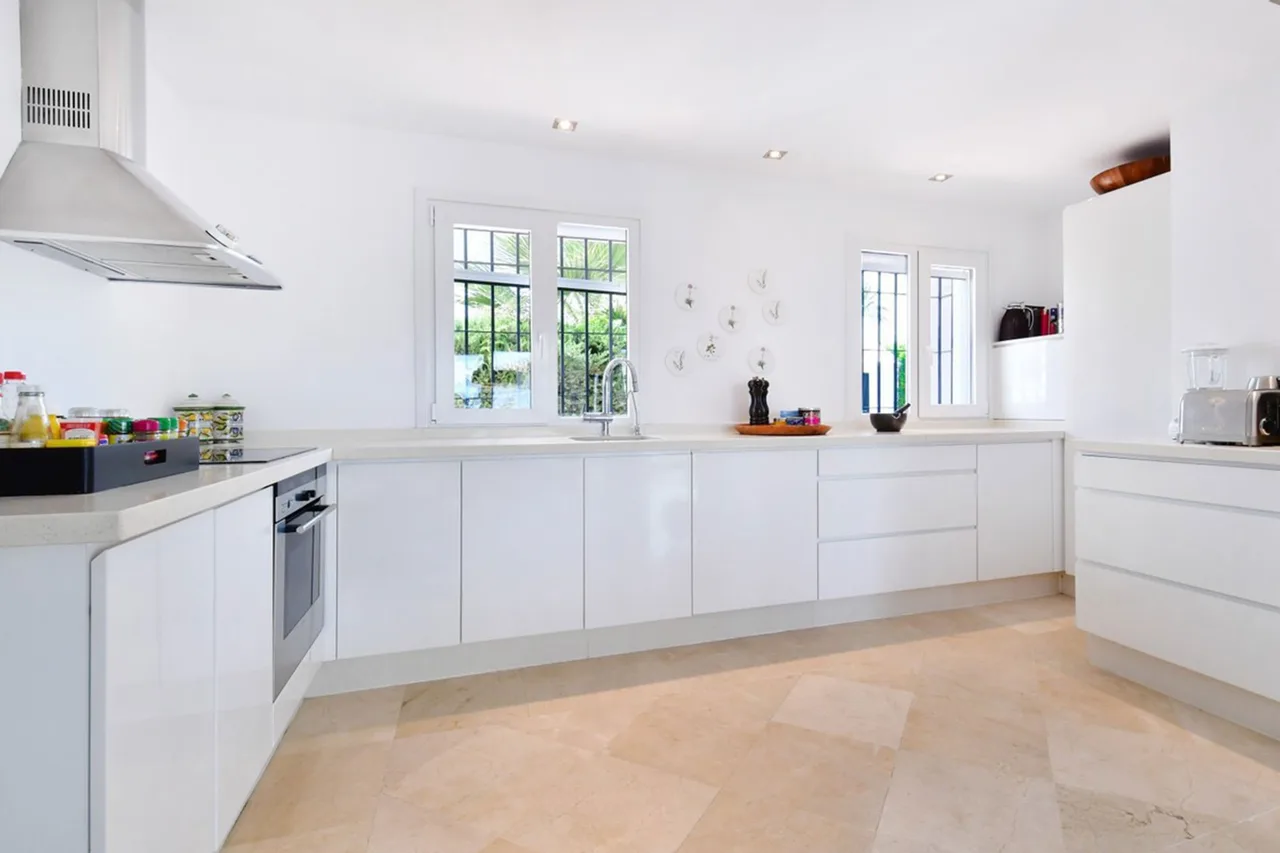 Beautiful Beachside Villa with Panoramic Views of Ocean photo 3