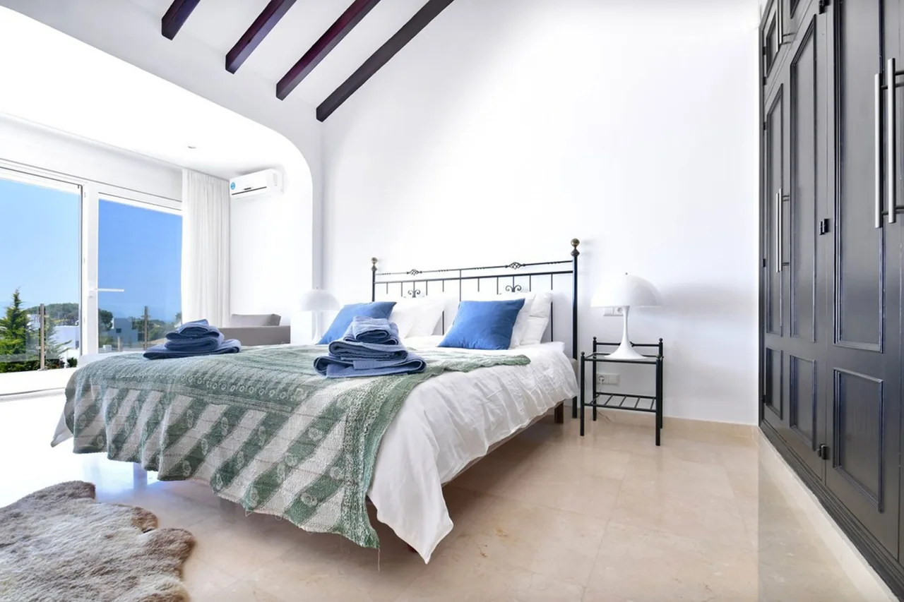 Beautiful Beachside Villa with Panoramic Views of Ocean photo 4